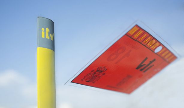 ¿Llevas varias pegatinas de la ITV en el coche? La DGT advierte de las consecuencias