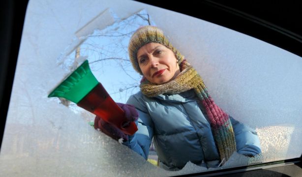 Cuidado: esto es lo que no debes hacer nunca al quitar el hielo del parabrisas