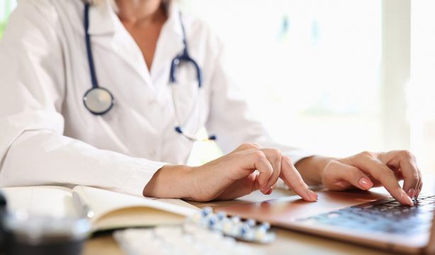 Alertan de la subida de prima en los seguros de salud para mayores de 55 años Bigstock