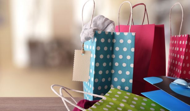 El truco viral para reutilizar las bolsas de regalo que tenemos por casa (Bigstock)