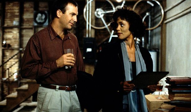 Kevin Costner celebra su 70 cumpleaños recordando a Whitney Houston