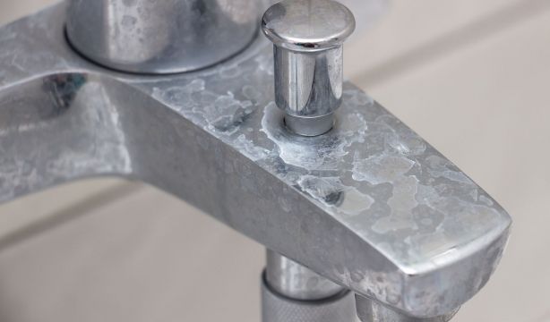 El sencillo truco para que tu grifo no tenga huellas ni marcas de agua