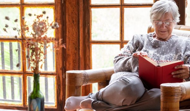 Las personas mayores de 65 años, en los que más ha aumentado el hábito de lectura (Bigstock)