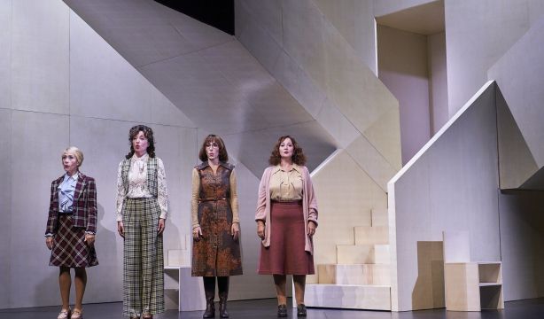 'La mujer fantasma', una obra que se centra en la vida de cuatro maestras de finales de los años 70