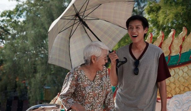 Los cuidados llegan al cine con 'Cómo hacerse millonario antes de que muera la abuela'