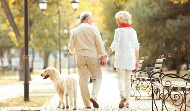 Consejos para evitar las caídas de las personas mayores durante el otoño