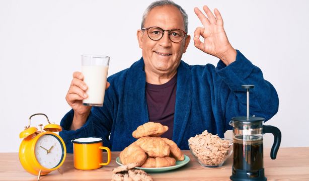 El hábito diario que te puede ayudar a mejorar la memoria después de los 65 años