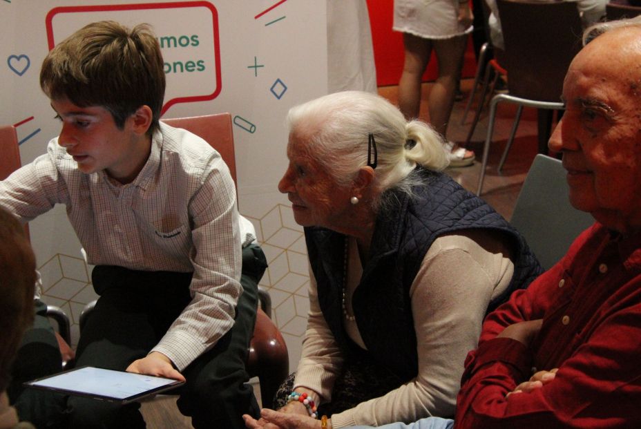 Jóvenes alumnos se vuelven profesores por un día y dan clases de nuevas tecnologías a los mayores