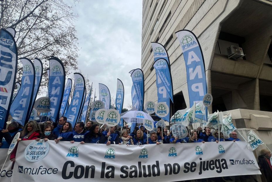 Mutualistas mayores, principales víctimas de la crisis de Muface: “Las aseguradoras no los quieren” Mutualistas mayores, principales víctimas de la crisis de Muface: “Las aseguradoras no los quieren”