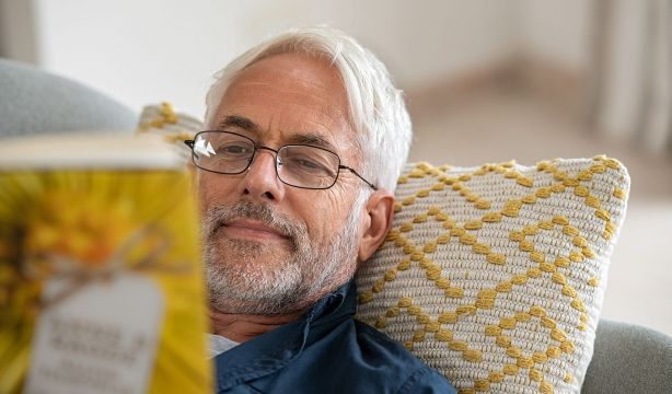 Así es el nuevo libro de Xavier Bosch que te llevará a la publicidad de los 80