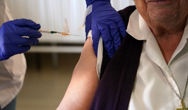 Las comunidades del PP vacunarán a los mayores de residencias contra el virus respiratorio sincitial