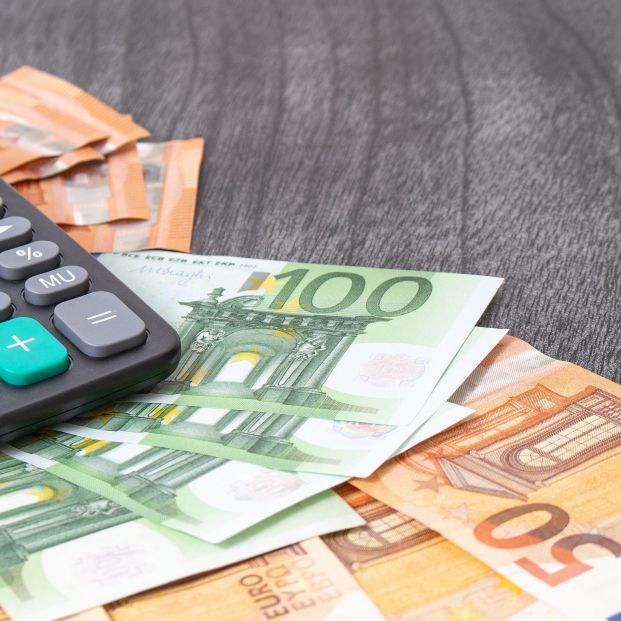 ahorro dinero billetes euros efectivo calculadora bigstock ahorro dinero billetes euros efectivo calculadora bigstock