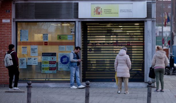 El paro cae por debajo del 11% por primera vez en 16 años y el empleo marca récord de 21,8 millones