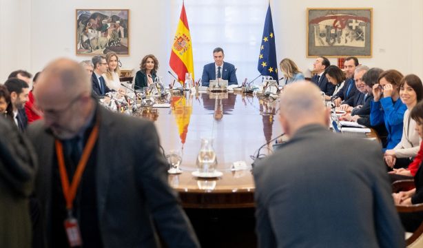 El Gobierno retrasa el Consejo de Ministros para negociar con Junts y aprobar hoy el decreto ómnibus