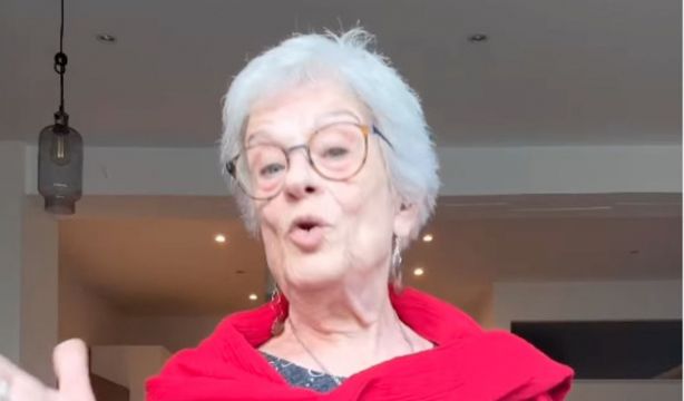 Rigoberta Bandini pide ayuda a mujeres mayores para promocionar su última canción