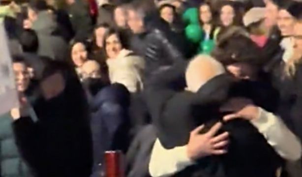 VÍDEO: El emotivo abrazo de un abuelo y su nieto tras terminar el MIR (TikTok)