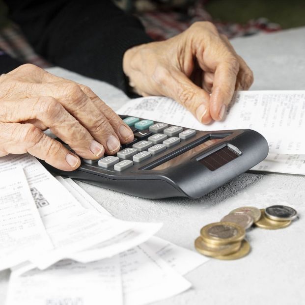 bigstock mujer mayor hace cuentas bigstock mujer mayor hace cuentas