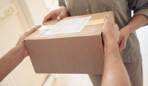 ¿Recibes en casa un paquete que no pediste? Cuidado, te están intentado estafar