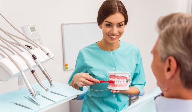 Descubre cómo las bebidas energéticas pueden afectar tus dientes