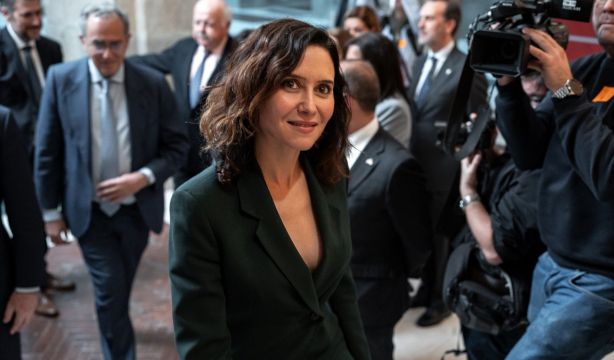 Ayuso denuncia la desaparición de su móvil de los WhatsApp enviados a Sánchez