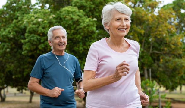 Ejercicios al aire libre. Bigstock