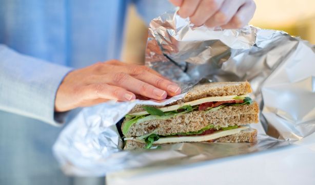 ¿Qué cara del papel de aluminio va hacia afuera? Un chef da la respuesta con un experimento