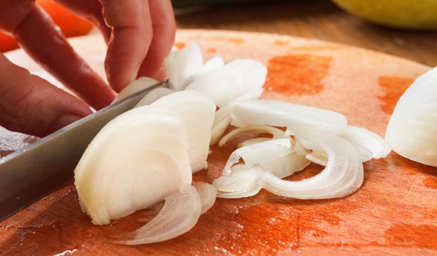 Cómo cortar cebolla y no llorar en el intento: 4 trucos sencillos para evitar las lágrimas