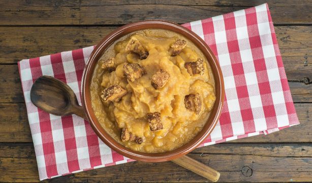 Cómo elaborar patatas revolconas al estilo de Carlos Maldonado