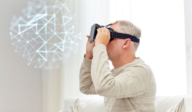 'Más que Ciencia', el proyecto que acerca la ciencia y la cultura a los mayores en residencias (Bigstock)