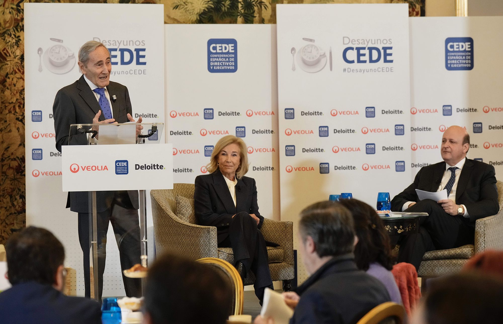 Desayuno María Dolores Dancausa CEDE 2