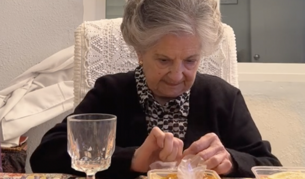 VÍDEO: Enseña a 'La abuela de dragones' a comer comida china y su reacción se vuelve viral