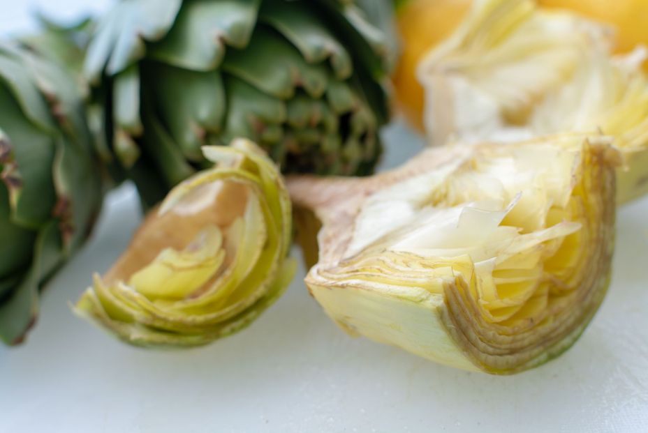 Cómo hacer alcachofas confitadas y una receta gourmet al carbón con salsa de ajoblancobigstock