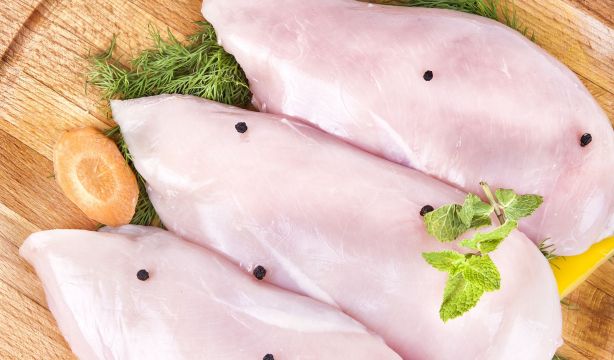 Un carnicero alerta del engaño de los supermercados con el solomillo de pollo