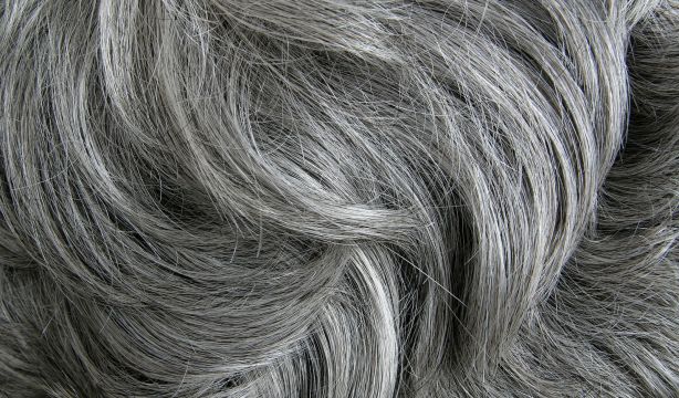 Descubren un antioxidante que podría evitar que salgan canas