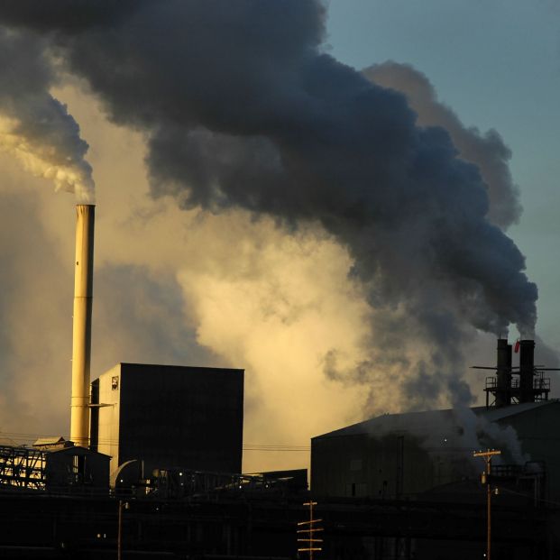 Contaminación atmosférica producida por una fábrica. Fuente: Bigstock Contaminación atmosférica producida por una fábrica. Fuente: Bigstock