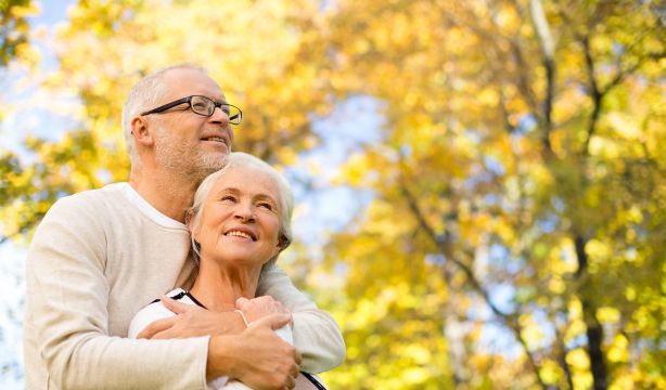 Compartir emociones positivas con la pareja beneficia la salud de las personas mayores