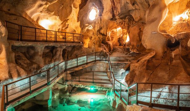 Cómo visitar la única cueva submarina de Europa: está en España