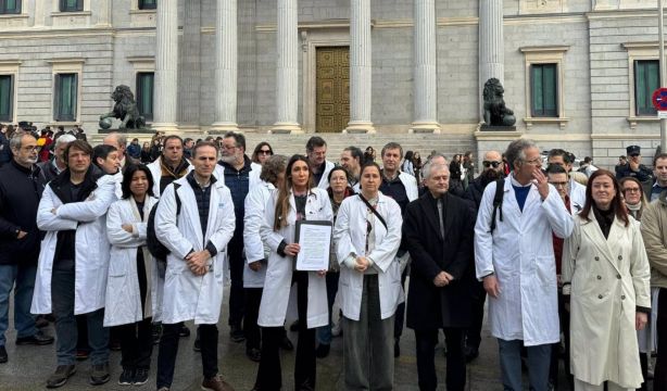 Médicos advierten: habrá 80.000 jubilaciones hasta 2028 y sigue la fuga de profesionales a Europa