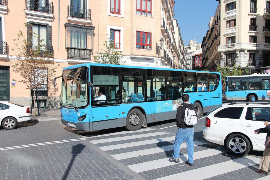 ¿Está permitido adelantar a un autobús detenido si hay línea continua? Esto dice la DGT