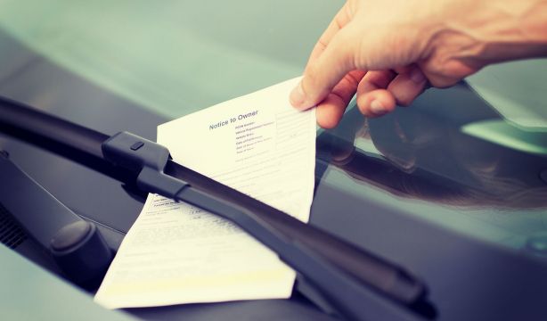 La DGT advierte: multas de hasta 200 euros por el uso incorrecto de las luces durante el día