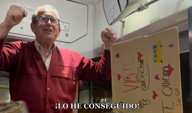 VÍDEO: Sorprende a su padre en su último día como conductor de autobuses (Instagram)