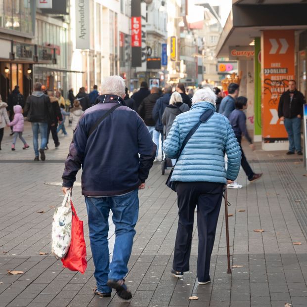 Dos personas mayores caminando por la ciudad alemana de Dortmund. Fuente: Bigstock Dos personas mayores caminando por la ciudad alemana de Dortmund. Fuente: Bigstock