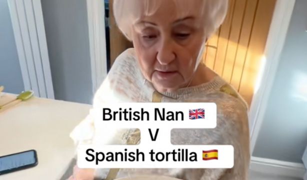 VÍDEO: Una británica prueba por primera vez la tortilla de patata y da su opinión "honesta" (TikTok)