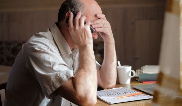 Jubilados mutualistas afectados por la devolución del IRPF: dónde y cómo quejarse, paso a paso. Foto: Bigstock