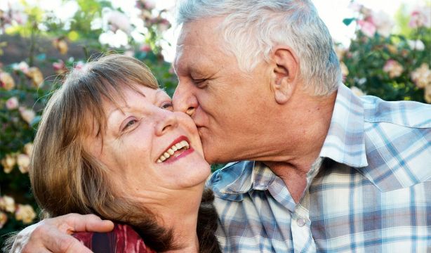 Las generaciones más cariñosas de España: los baby boomers, los más besucones