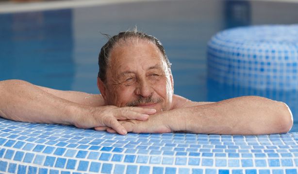 La Generalitat Valenciana ofrece plazas 7.281 para personas mayores en su Programa de Termalismo (Bigstock)