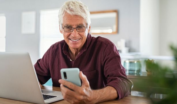 Descubre por qué trabajar a los 65 puede ser la clave para tu felicidad