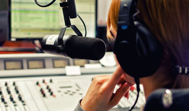 Las radios celebran su Día Mundial: viaje en autobús, oyentes protagonistas y recuerdo a la DANA