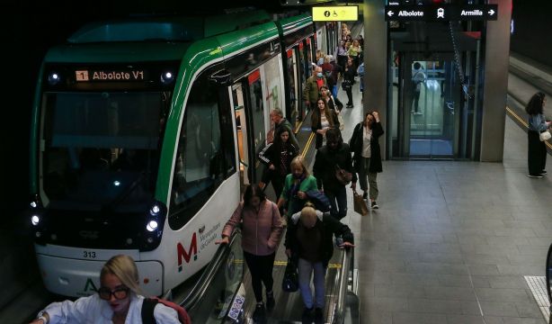 El Metro de Granada, primer medio de transporte público reconocido por su compromiso con los mayores (Europa Press)