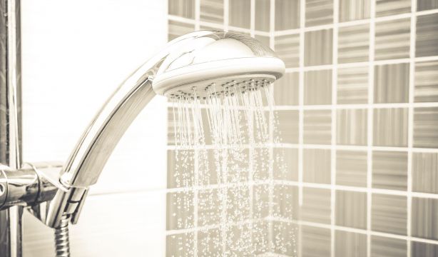 El sencillo truco para arreglar gratis la manguera de la ducha